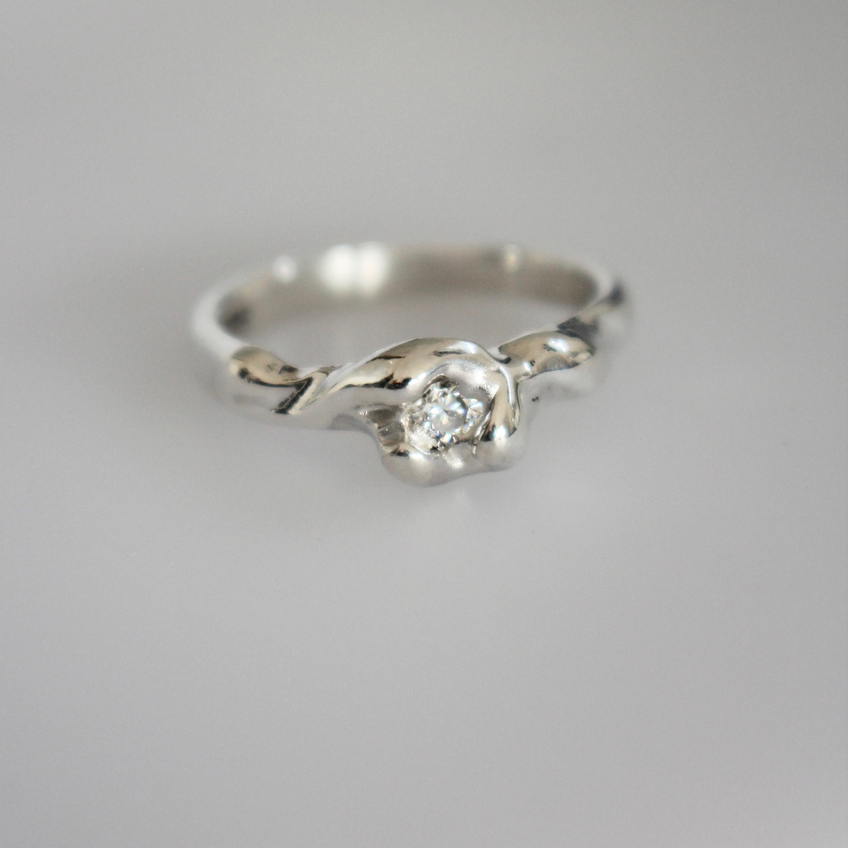 moissanite swirl | size J