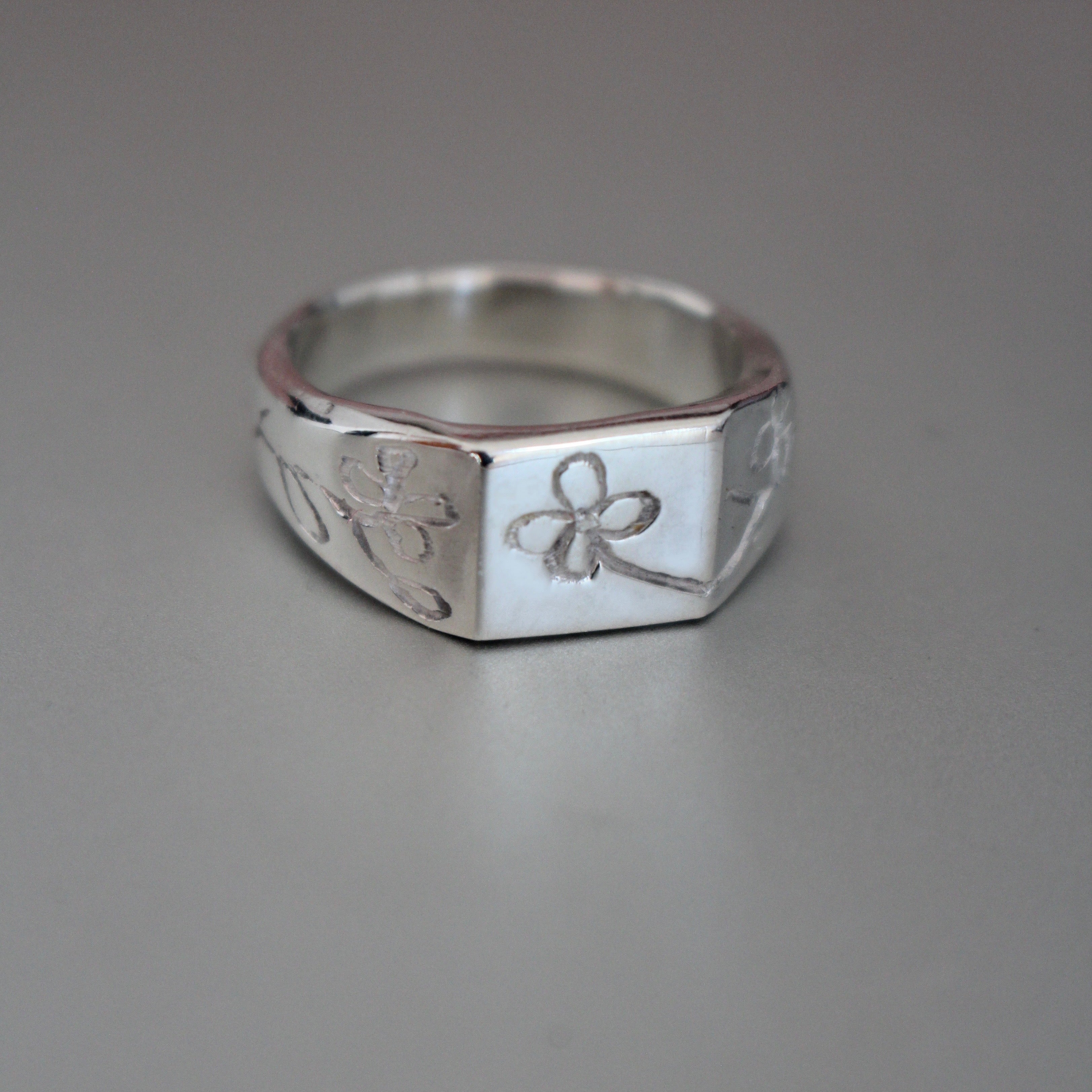 flower signet  | size O