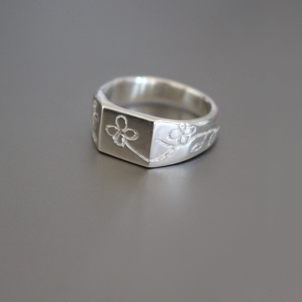 flower signet  | size O