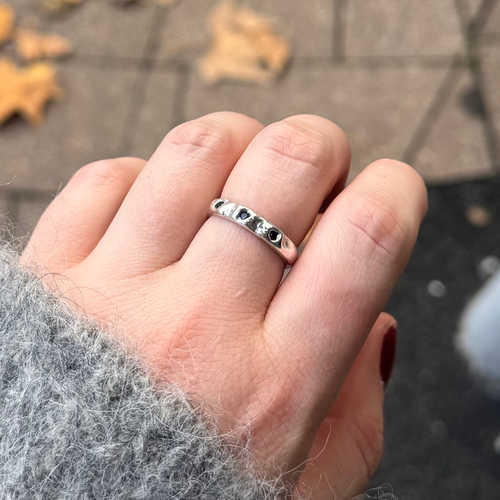 sapphire hidden ring | size N